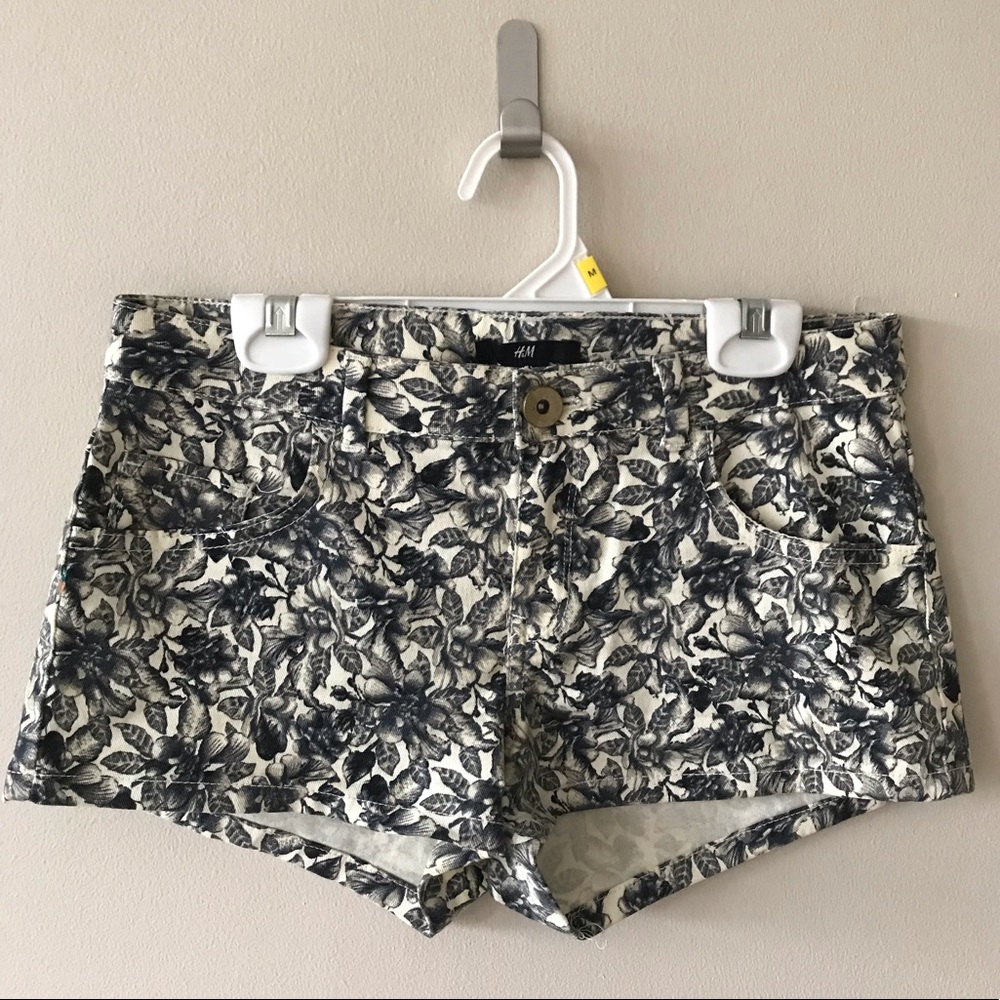 ✨ SALE ✨• Floral Print Shorts • H&M